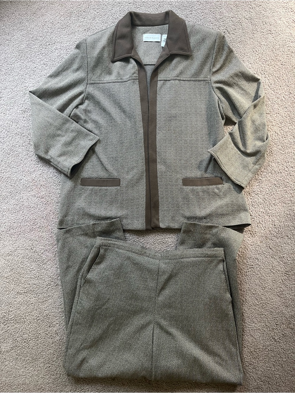 Alfred Dunner brown patterned women’s suit size 16/18